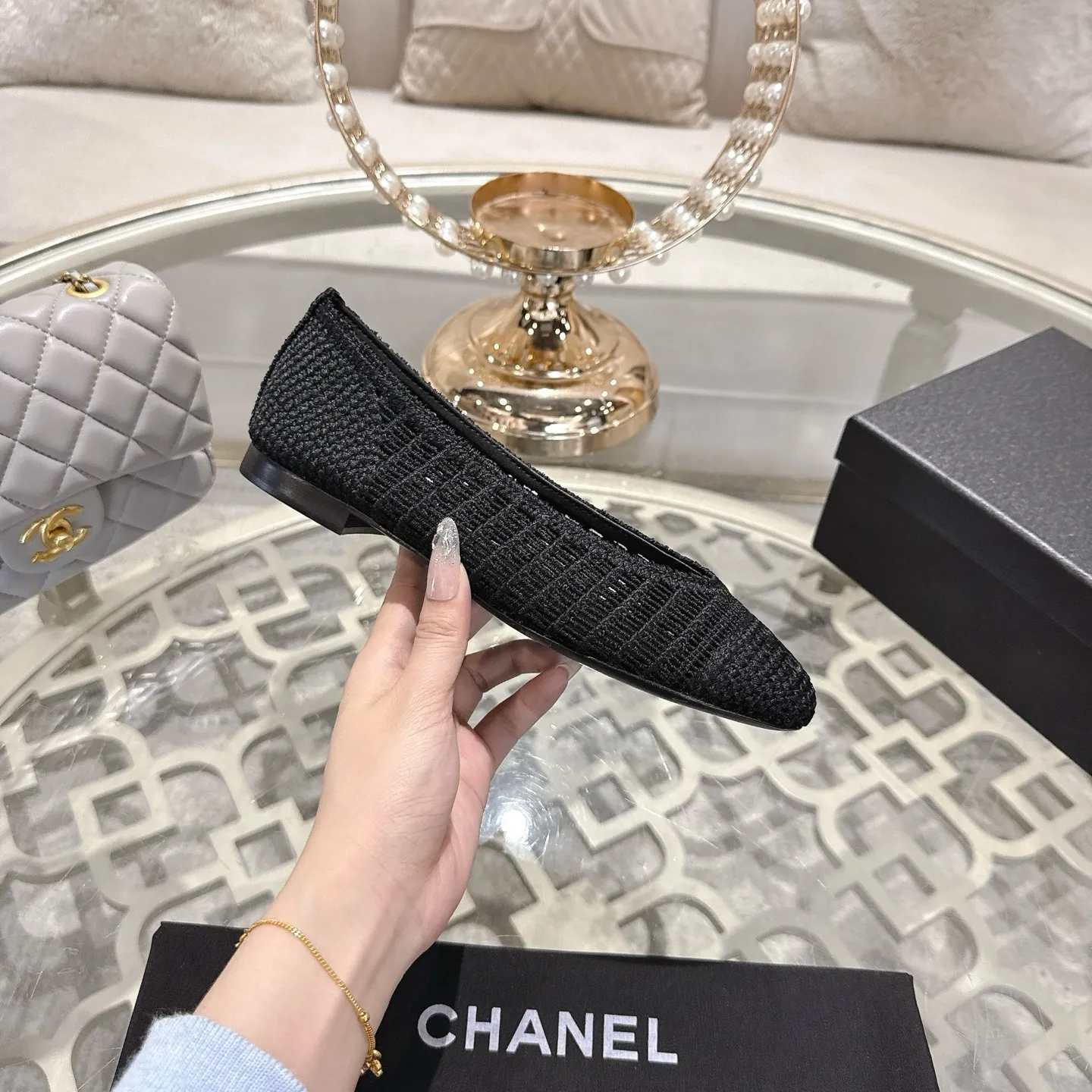 💕💕Factory direct selling price p540💕💕 Chanel 25SS finally releases woven ballet shoes‼ ️ Shoes worthy of their own article, I have to say that they are finally waiting for you! So elegant and chill. Wear it in the summer to enjoy the breeze and walk on the street. Round square toe design. Cute and cute~ The appearance is super online. When you wear it, you will feel like a wealthy daughter. I thought it was good-looking. Only when I put it on my feet do I know how easy it is to wear~ Upper: Exclusive custom-made mesh (comfortable and breathable) Foot pad: Sheepskin Outsole: Genuine leather sole imported from Italy Size: 35-39 (customized at 40.41.42)